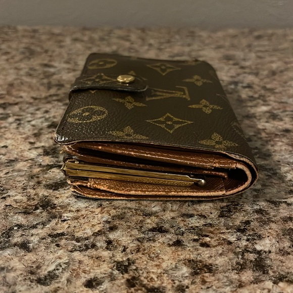 Authentic LV Wallet - Picture 4 of 11